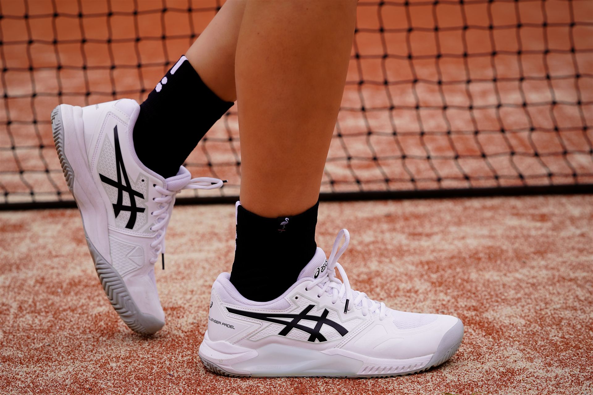 Calcetines Flamingo Sports en cancha de tenis — alto rendimiento