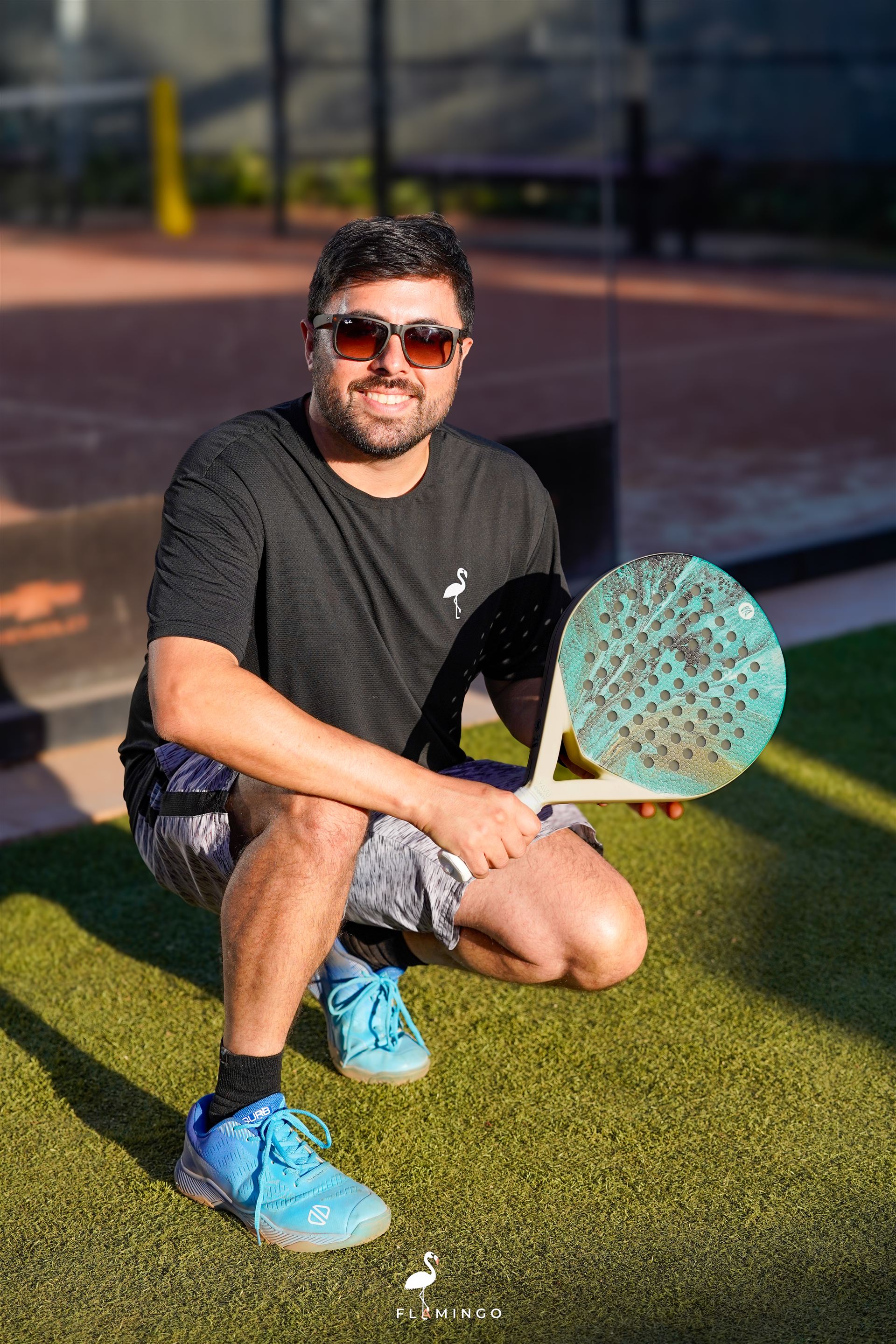 Jugador de pádel en acción con calcetines Flamingo Sports